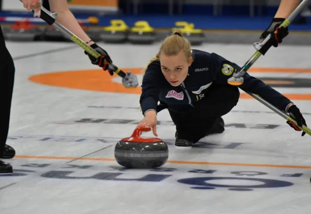 Kvinna som spelar curling