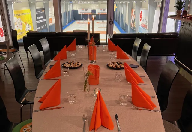 Dukat bord med servetter med utsikt över hallen.